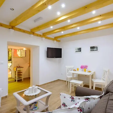 Leona Apartamento *